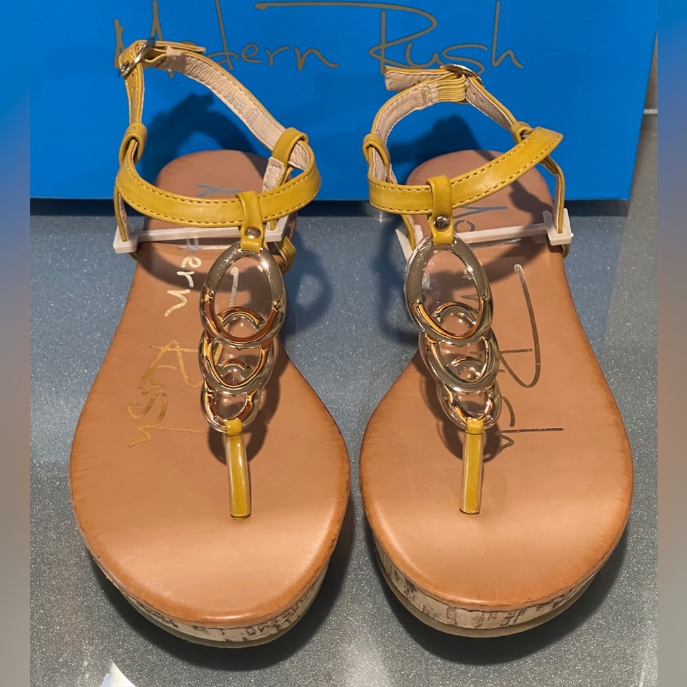 NWT Modern Rush Yellow Size 8.5 Sandals